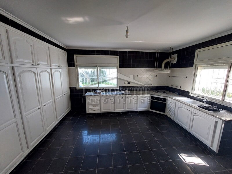 Villa S+4 avec piscine à Gammarth